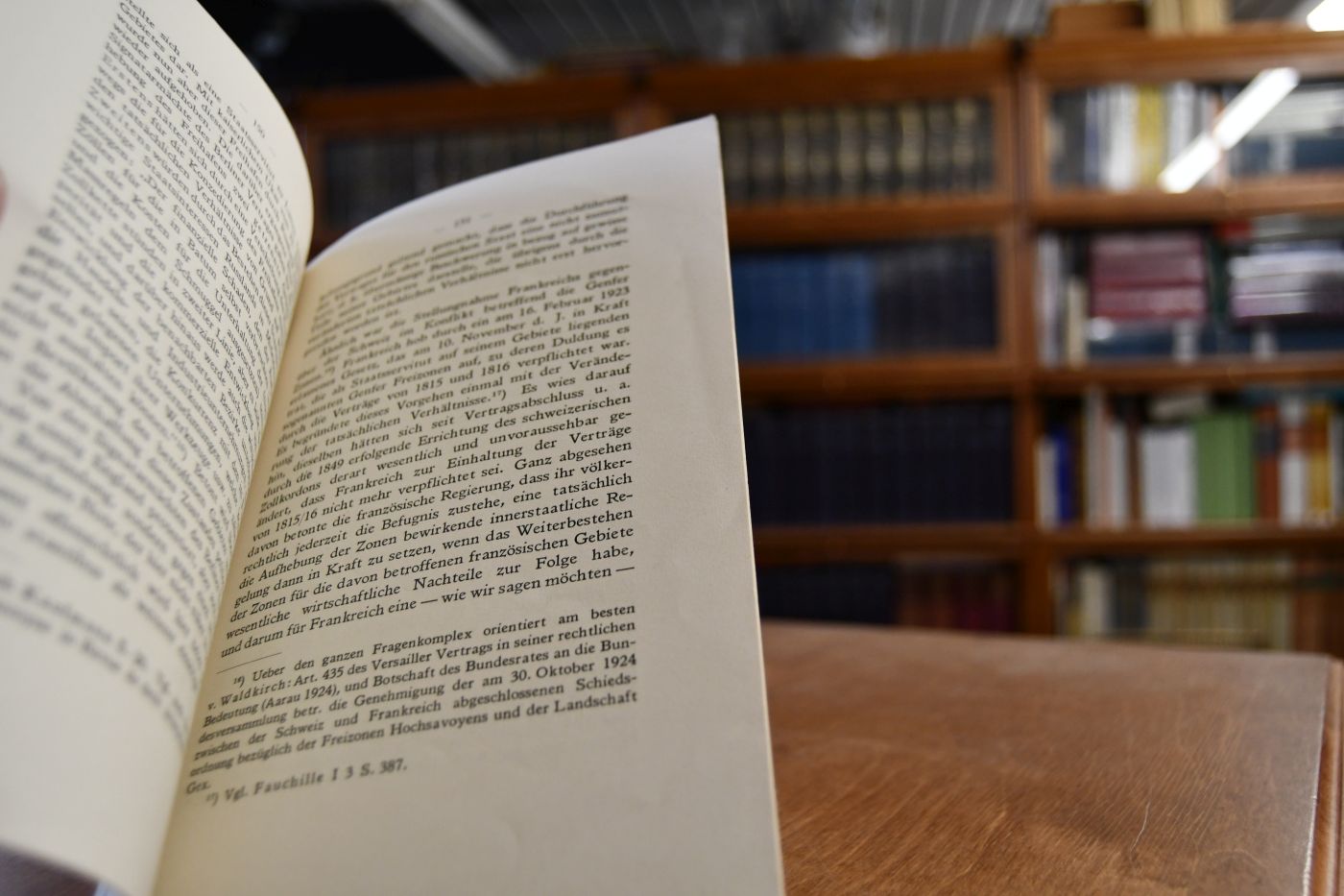 Zur Lehre von der einseitigen Auflösung völkerrechtlicher Verträge.
