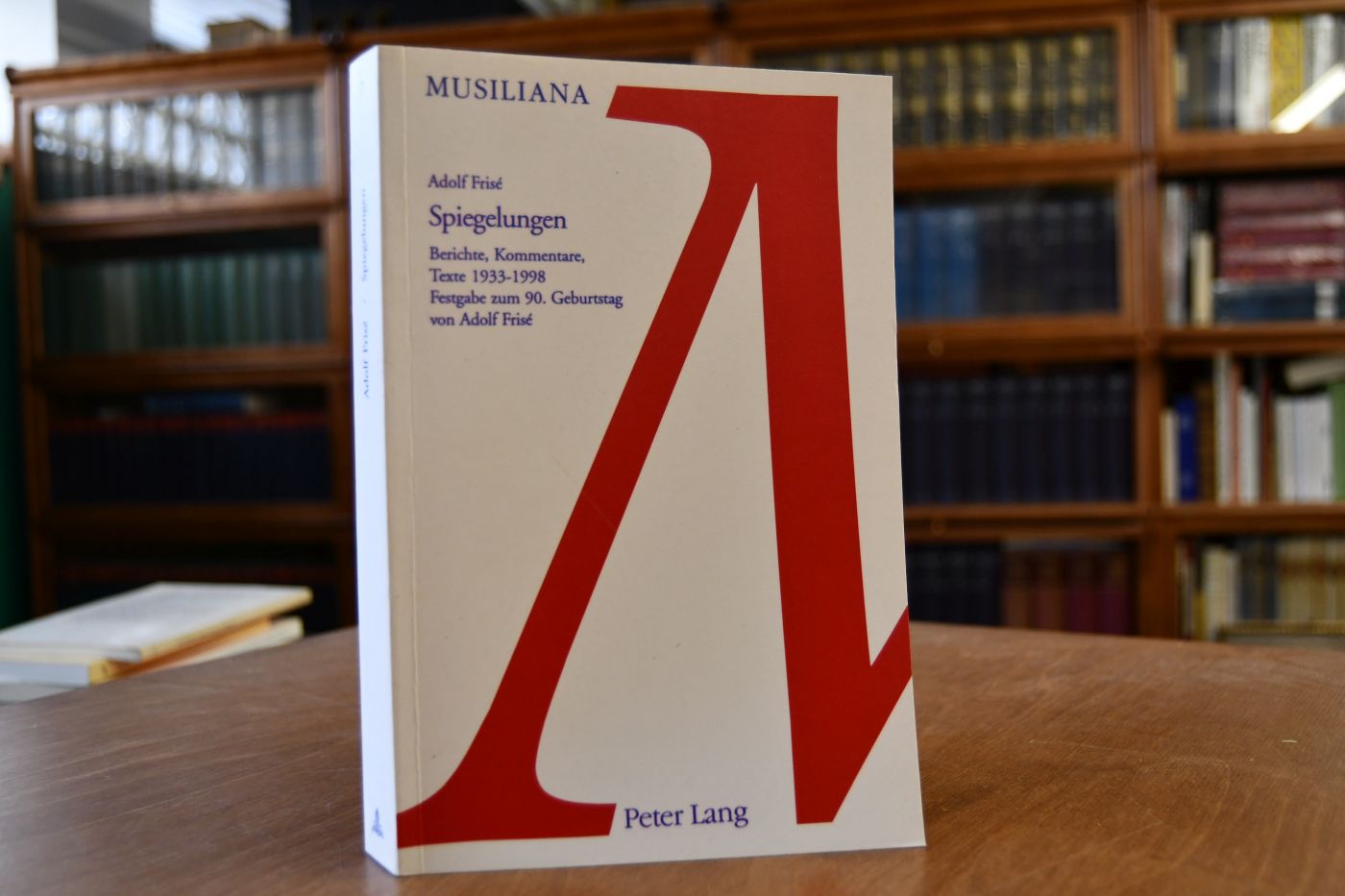 Spiegelungen. Berichte, Kommentare, Texte 1933 - 1998. Festgabe der Internationalen Robert-Musil-Gesellschaft zum 90. Geburtstag von Adolf Frisé.
