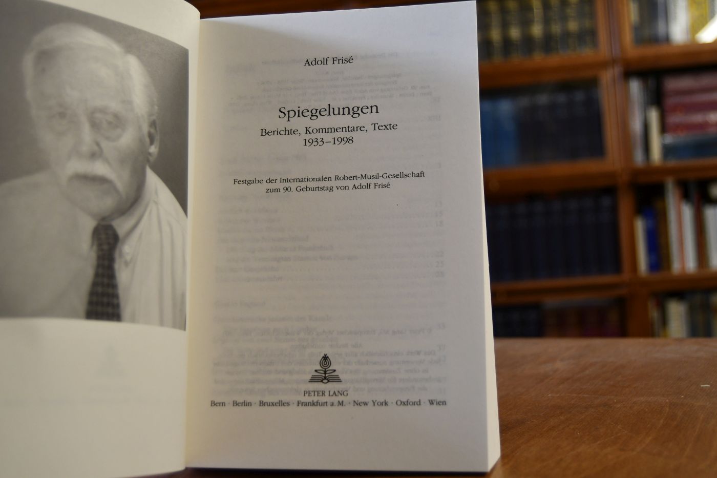 Spiegelungen. Berichte, Kommentare, Texte 1933 - 1998. Festgabe der Internationalen Robert-Musil-Gesellschaft zum 90. Geburtstag von Adolf Frisé.