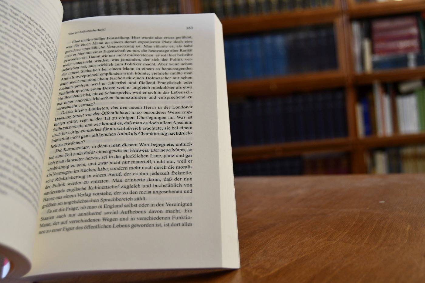 Spiegelungen. Berichte, Kommentare, Texte 1933 - 1998. Festgabe der Internationalen Robert-Musil-Gesellschaft zum 90. Geburtstag von Adolf Frisé.