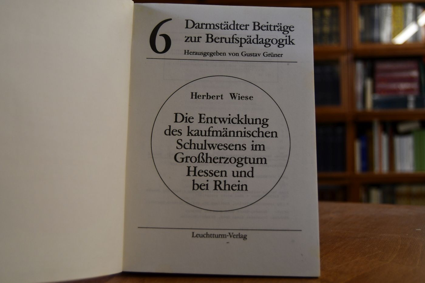 Die Entwicklung des kaufmännischen Schulwesens im Grossherzogtum Hessen und bei Rhein.