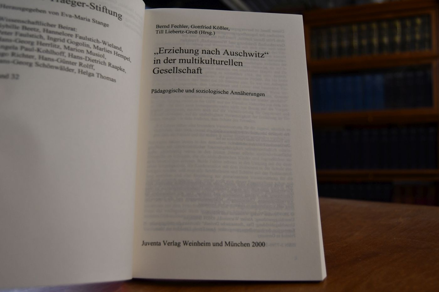 "Erziehung nach Auschwitz" in der multikulturellen Gesellschaft. Pädagogische und soziologische Annäherungen.