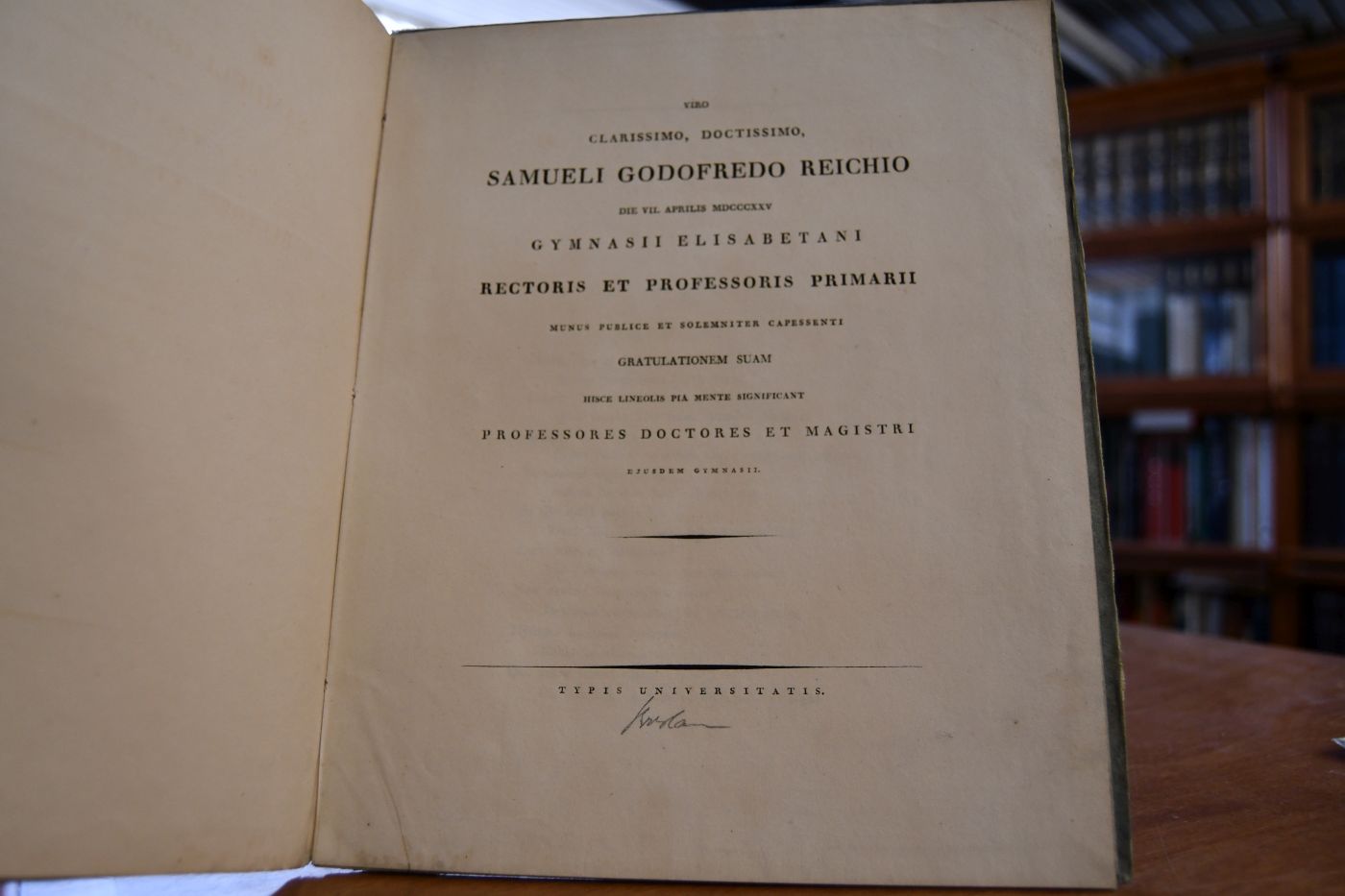 Viro Clarissimo, Doctissimo Samueli Godofredo Reichio die VII. Aprilis MDCCCXXV Gymnasii Elisabetani Rectoris et Professoris Primarii munus publice et solemniter capessenti gratulationem suam hisce lineolis pia mente significant Professores Doctores et Magistri ejusdem Gymnasii.
