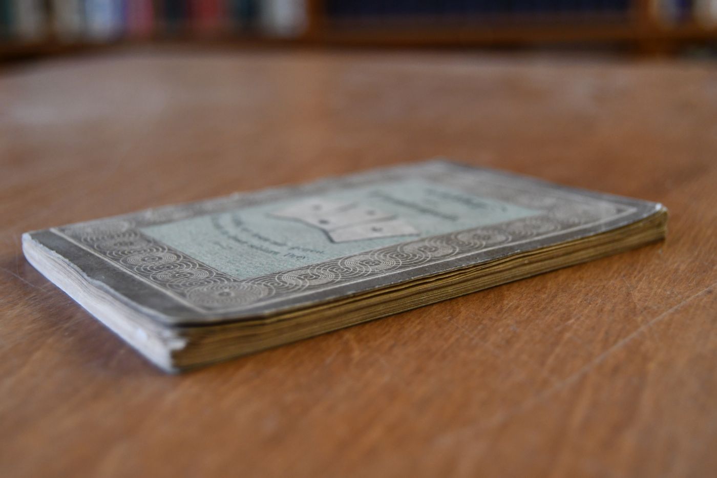 Geist des L`hombrespiels. Bisher noch nirgends aufgestellte Anleitung dies Spiel auf eigenthümliche Weise zu leiten nebst einem Anhange über das Geheimniß der Glückspiele aus den hinterlassenen Papieren des Herrn von Burgdorf.