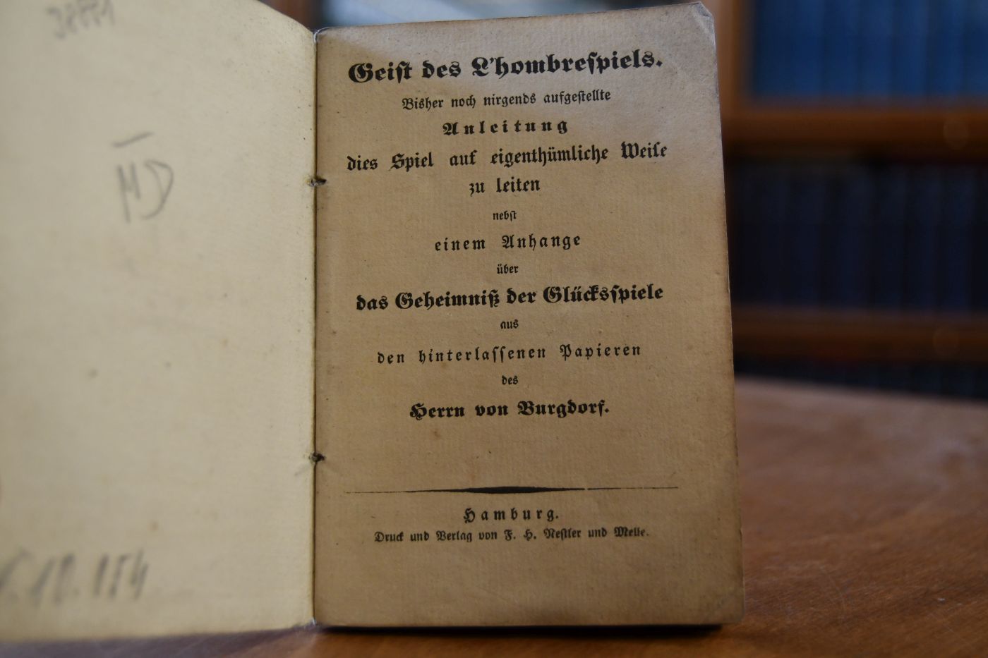 Geist des L`hombrespiels. Bisher noch nirgends aufgestellte Anleitung dies Spiel auf eigenthümliche Weise zu leiten nebst einem Anhange über das Geheimniß der Glückspiele aus den hinterlassenen Papieren des Herrn von Burgdorf.