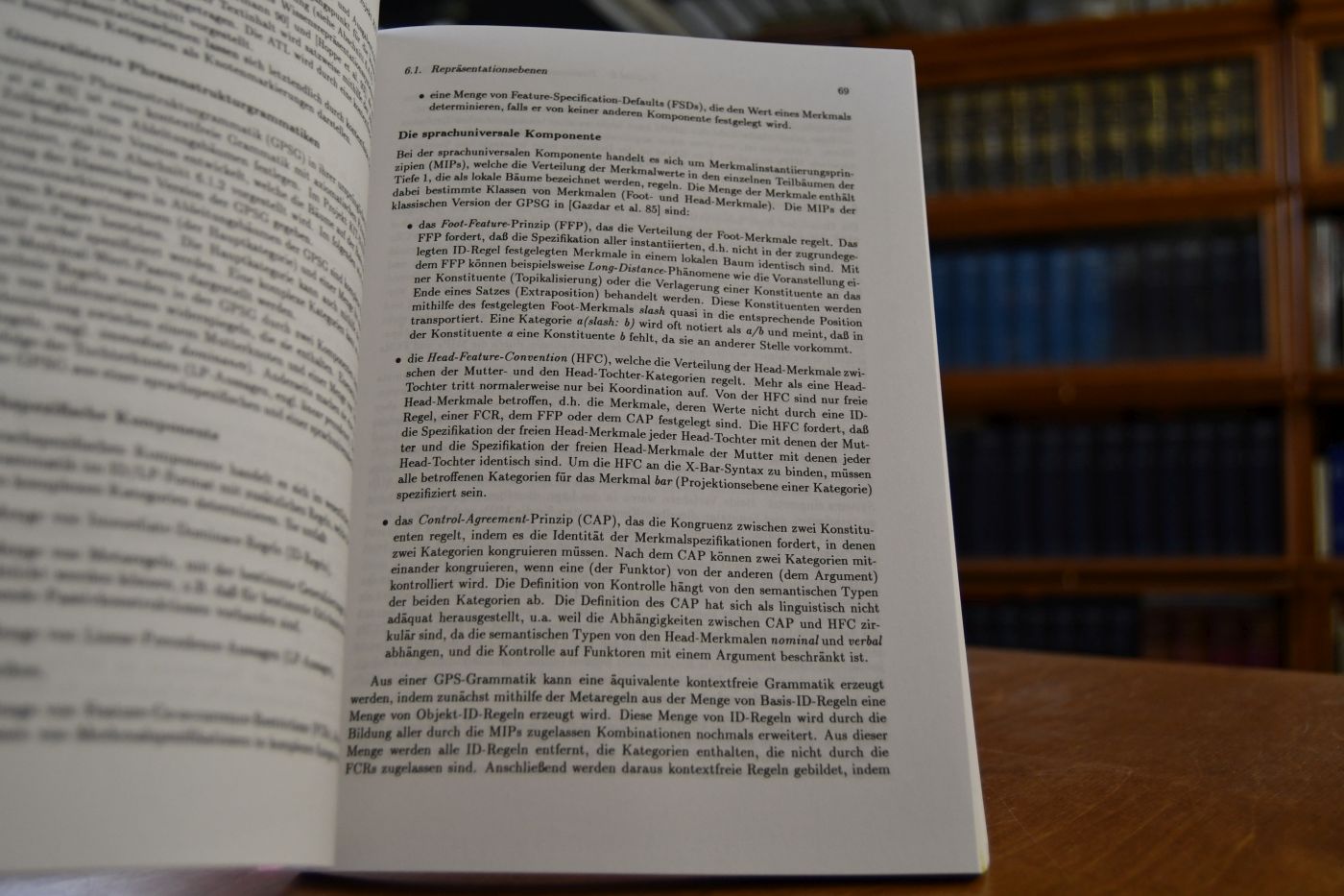 Termersetzung als Basis für eine einheitliche Architektur in der maschinellen Sprachübersetzung. Das experimentelle MÜ-System des Berliner Projekts der EUROTRA-D-Begleitforschung (KIT-FAST).