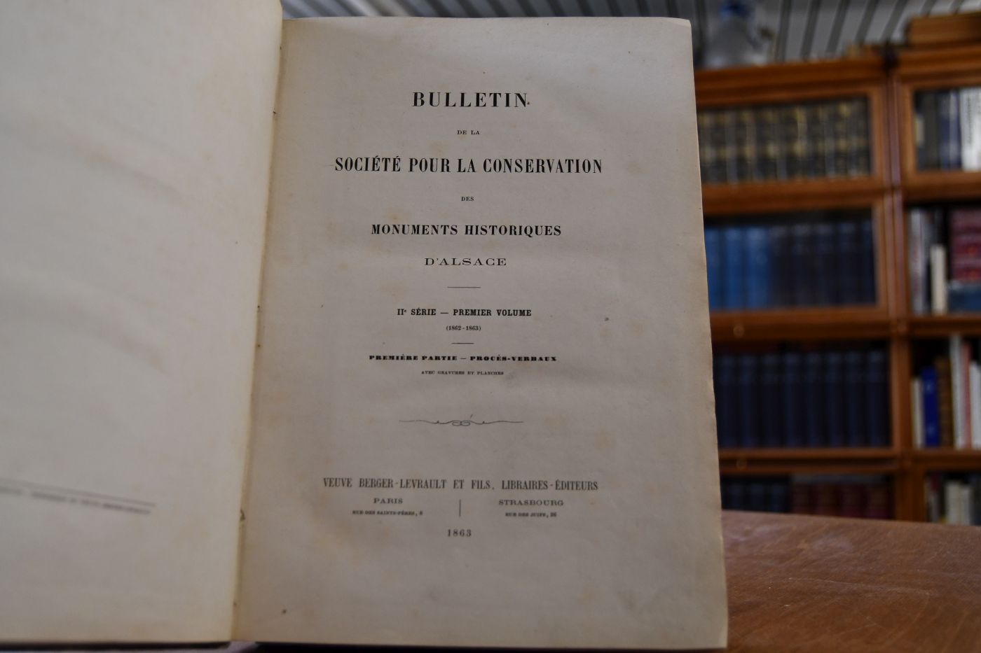 Bulletin de la société pour la conservation des monuments historiques d`Alsace. IIe Serie - Premier Volume (1862-1863). Premiere Partie - Proces - verbaux. Beigebunden 1. Societe pour la Conservation des monuments historiques d`Alsace. Seance du Comite du 5 janvier 1863, 72 S. mit Tafeln. 2. Notice sur quelques decouvertes archeologiques 111 S. mit Tafeln und Abb. 3. Bulletin de la société pour la conservation des monuments historiques d`Alsace. IIe Serie - Deuxieme Volume (1863-1864). Premiere Partie - Proces - verbaux, S. 74-148 mit Tafeln.