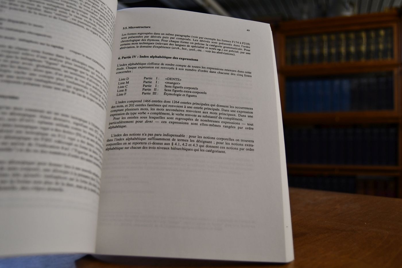 Le corps dans la langue. Esquisse d`un dictionnaire onomasiologique. Notion et expressions dans le champ de "dent" et de "manger".