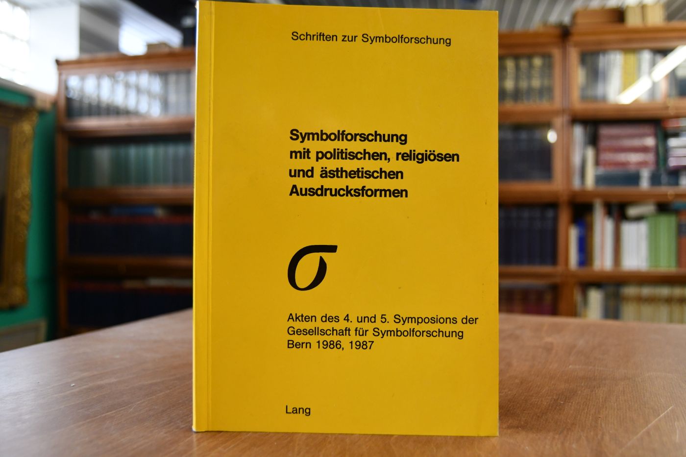Symbolforschung mit politischen, religiösen und ästhetischen Ausdrucksformen.