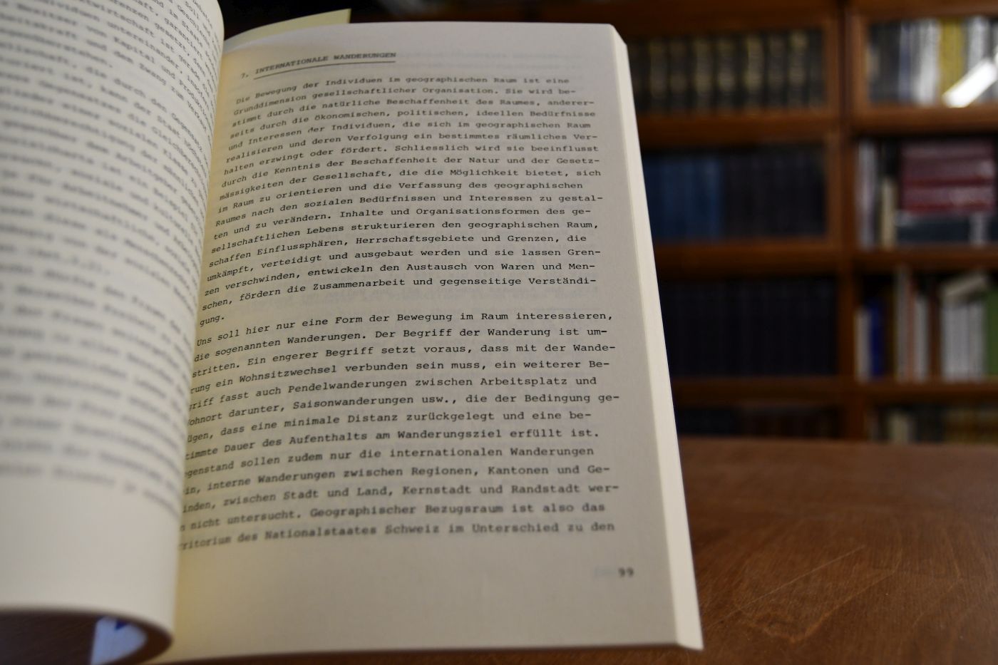 Einwanderung, Frauenarbeit, Mutterschaft. Probleme der schweizerischen Bevölkerungsentwicklung und Bevölkerungspolitik 1945 - 1976.