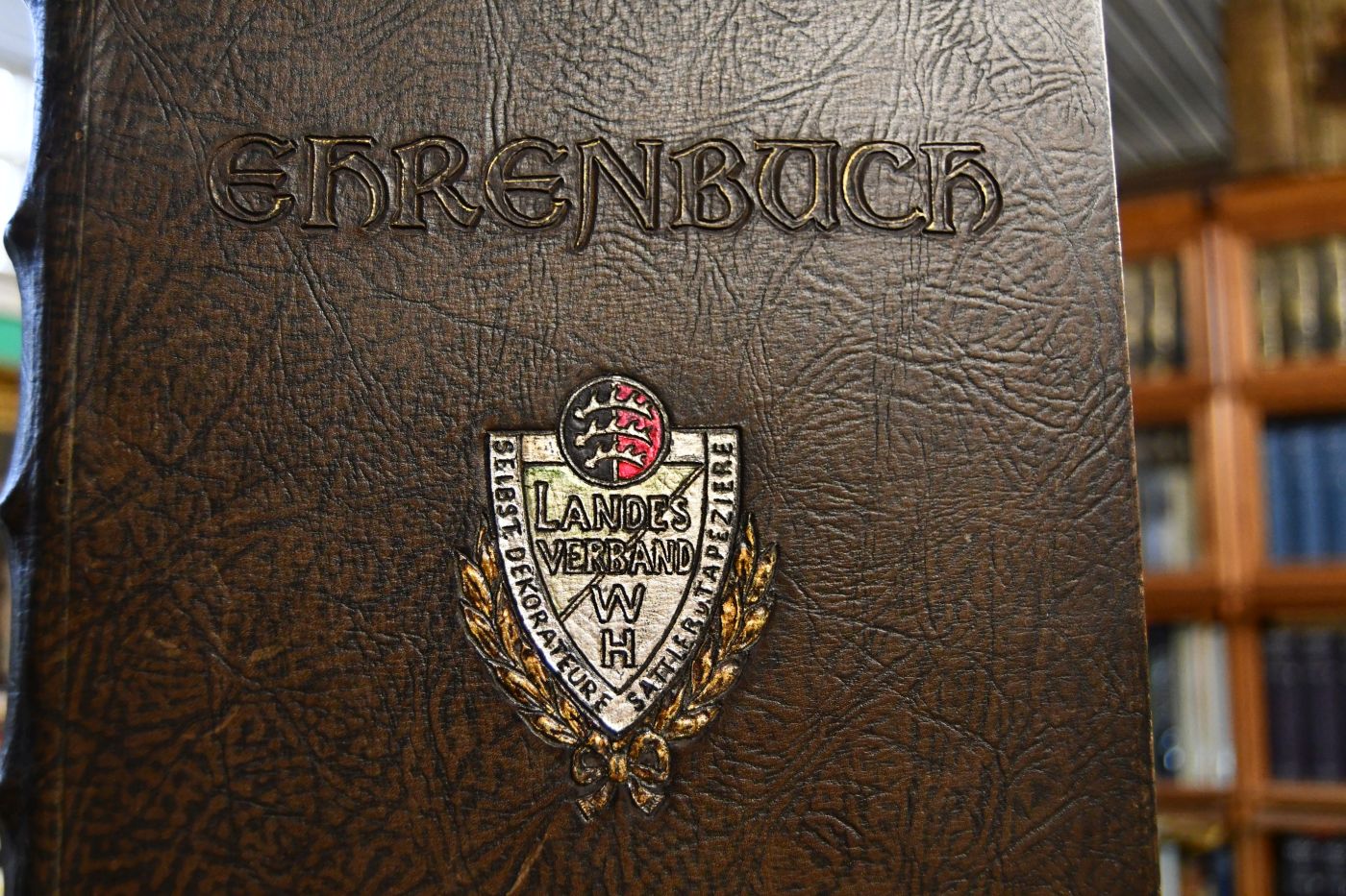 Ehrenbuch des Landesverbands selbständiger Dekorateure, Sattler und Tapezierer von Württemberg und Hohenzollern.