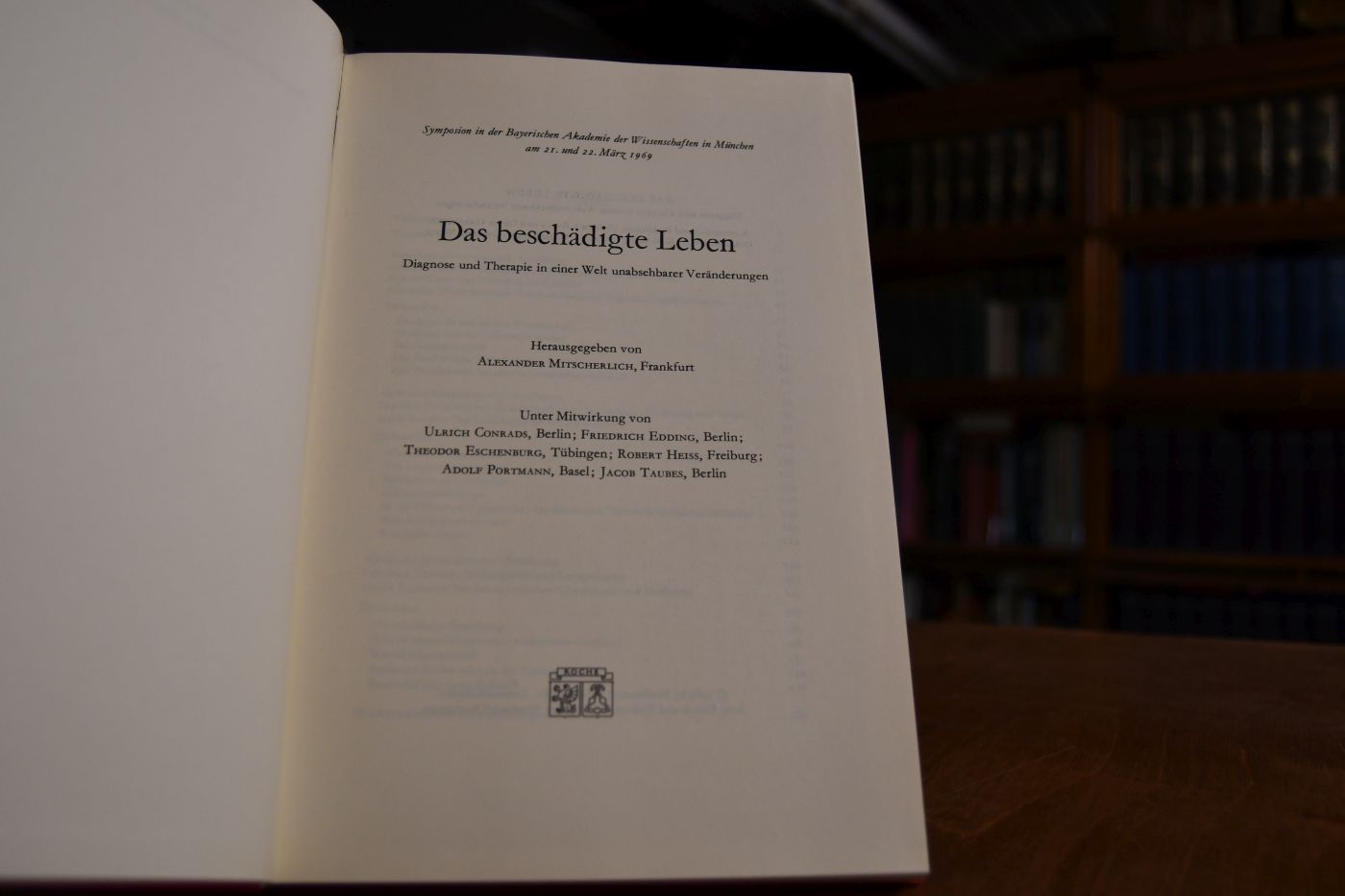 Das beschädigte Leben. Diagnose und Therapie in einer Welt unabsehbarer Veränderungen. Symposion in der Bayerischen Akademie der Wissenschaften in München am 21. und 22. März 1969.