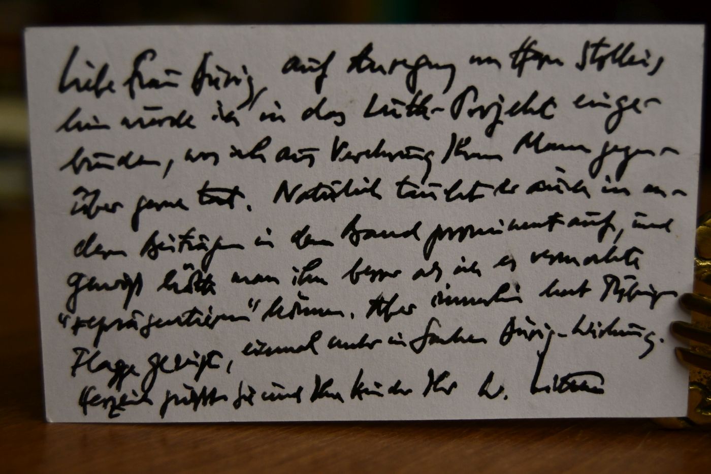 Überreichungskarte von Wolfgang Graf Vitzthum. Rückseitig von ihm mit einer handschriftlichen Nachricht an Agnes Dürig (die Witwe von Günter Dürig).