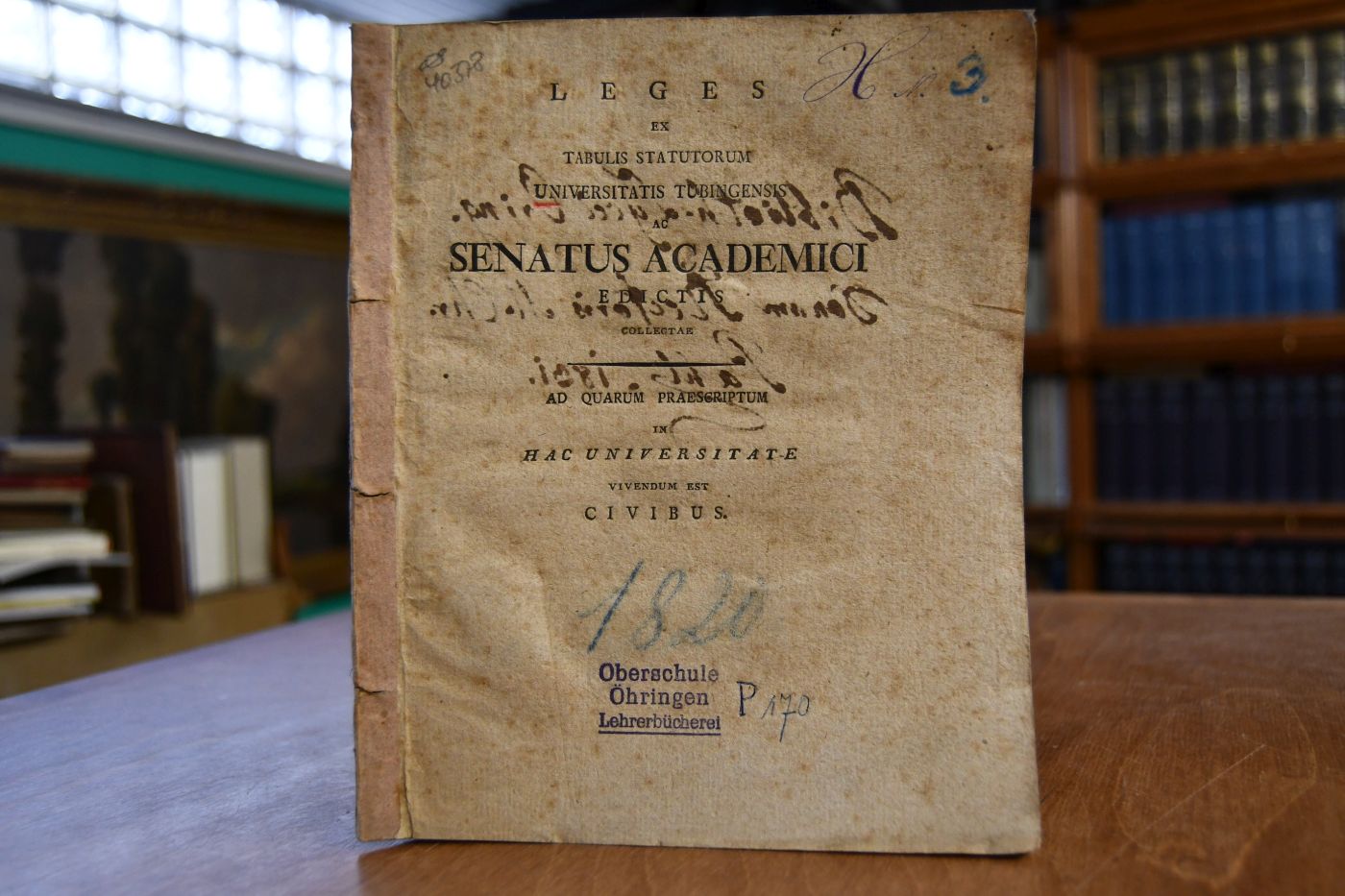 Leges Ex Tabulis Statutorum Universitatis Tubingensis Ac Senatus Academici Edictis Collectae  Ad Quarum Praescriptum In Hac Universitate Vivendum Est Civibus. Beigebunden Kurzer Auszug aus den Statuten und anderen Ordnungen der Universität Tübingen so ferne solche Studiosos betreffen, 1796; Anhang zu den Statuten auf Gn. Befehl Serenissimi publicirt A. 1770, Königl. Edict, die Schulden der Studierenden betreffend, d.d. 24. Febr. 1808, Königl. Verordnung vom 15. September 1808. Die Entfernung der die Vorlesungen der Professoren nicht besuchenden Studierenden von der Königl. Universität in Tübingen betreffend, Königliche Verornung, die Preiß-Aufgaben, Preiß-Bewerbung und Preiß-Austheilung an hiesige Studirende betreffend, d.d. 1. Mart. 1812, Auszug aus der Königlichen Verordnung vom 26. Nov. 1819, die Studirenden auf der Universität Tübingen betreffend, Höchste Verordnung vom 1./6. März 1820.
