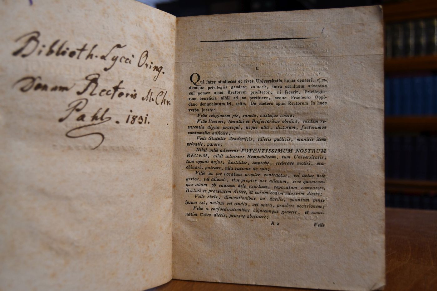 Leges Ex Tabulis Statutorum Universitatis Tubingensis Ac Senatus Academici Edictis Collectae  Ad Quarum Praescriptum In Hac Universitate Vivendum Est Civibus. Beigebunden Kurzer Auszug aus den Statuten und anderen Ordnungen der Universität Tübingen so ferne solche Studiosos betreffen, 1796; Anhang zu den Statuten auf Gn. Befehl Serenissimi publicirt A. 1770, Königl. Edict, die Schulden der Studierenden betreffend, d.d. 24. Febr. 1808, Königl. Verordnung vom 15. September 1808. Die Entfernung der die Vorlesungen der Professoren nicht besuchenden Studierenden von der Königl. Universität in Tübingen betreffend, Königliche Verornung, die Preiß-Aufgaben, Preiß-Bewerbung und Preiß-Austheilung an hiesige Studirende betreffend, d.d. 1. Mart. 1812, Auszug aus der Königlichen Verordnung vom 26. Nov. 1819, die Studirenden auf der Universität Tübingen betreffend, Höchste Verordnung vom 1./6. März 1820.
