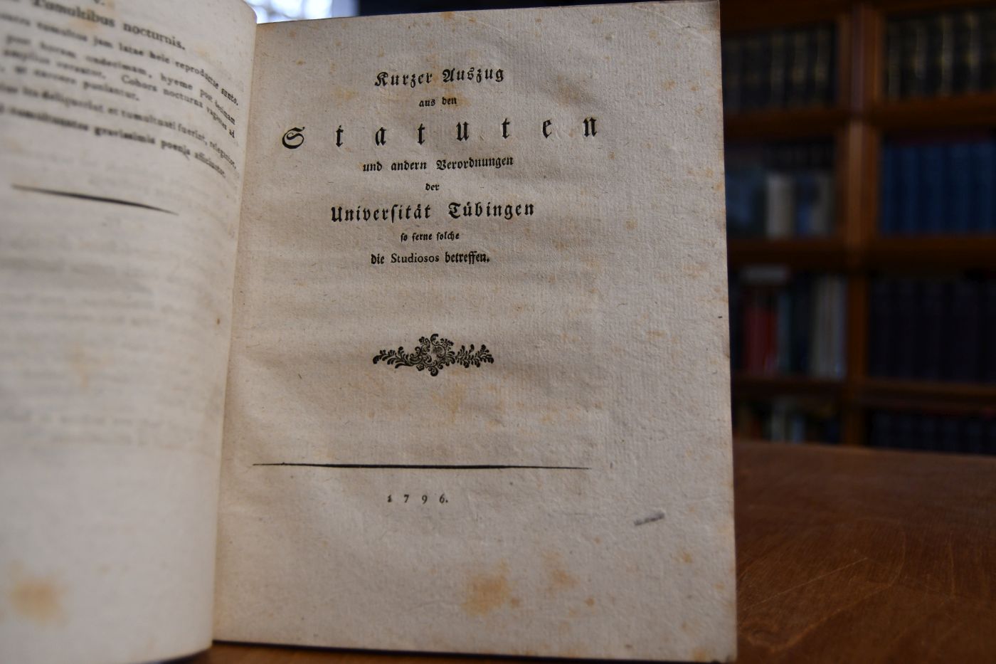 Leges Ex Tabulis Statutorum Universitatis Tubingensis Ac Senatus Academici Edictis Collectae  Ad Quarum Praescriptum In Hac Universitate Vivendum Est Civibus. Beigebunden Kurzer Auszug aus den Statuten und anderen Ordnungen der Universität Tübingen so ferne solche Studiosos betreffen, 1796; Anhang zu den Statuten auf Gn. Befehl Serenissimi publicirt A. 1770, Königl. Edict, die Schulden der Studierenden betreffend, d.d. 24. Febr. 1808, Königl. Verordnung vom 15. September 1808. Die Entfernung der die Vorlesungen der Professoren nicht besuchenden Studierenden von der Königl. Universität in Tübingen betreffend, Königliche Verornung, die Preiß-Aufgaben, Preiß-Bewerbung und Preiß-Austheilung an hiesige Studirende betreffend, d.d. 1. Mart. 1812, Auszug aus der Königlichen Verordnung vom 26. Nov. 1819, die Studirenden auf der Universität Tübingen betreffend, Höchste Verordnung vom 1./6. März 1820.