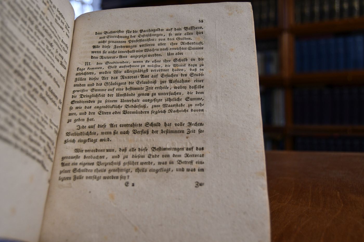 Leges Ex Tabulis Statutorum Universitatis Tubingensis Ac Senatus Academici Edictis Collectae  Ad Quarum Praescriptum In Hac Universitate Vivendum Est Civibus. Beigebunden Kurzer Auszug aus den Statuten und anderen Ordnungen der Universität Tübingen so ferne solche Studiosos betreffen, 1796; Anhang zu den Statuten auf Gn. Befehl Serenissimi publicirt A. 1770, Königl. Edict, die Schulden der Studierenden betreffend, d.d. 24. Febr. 1808, Königl. Verordnung vom 15. September 1808. Die Entfernung der die Vorlesungen der Professoren nicht besuchenden Studierenden von der Königl. Universität in Tübingen betreffend, Königliche Verornung, die Preiß-Aufgaben, Preiß-Bewerbung und Preiß-Austheilung an hiesige Studirende betreffend, d.d. 1. Mart. 1812, Auszug aus der Königlichen Verordnung vom 26. Nov. 1819, die Studirenden auf der Universität Tübingen betreffend, Höchste Verordnung vom 1./6. März 1820.