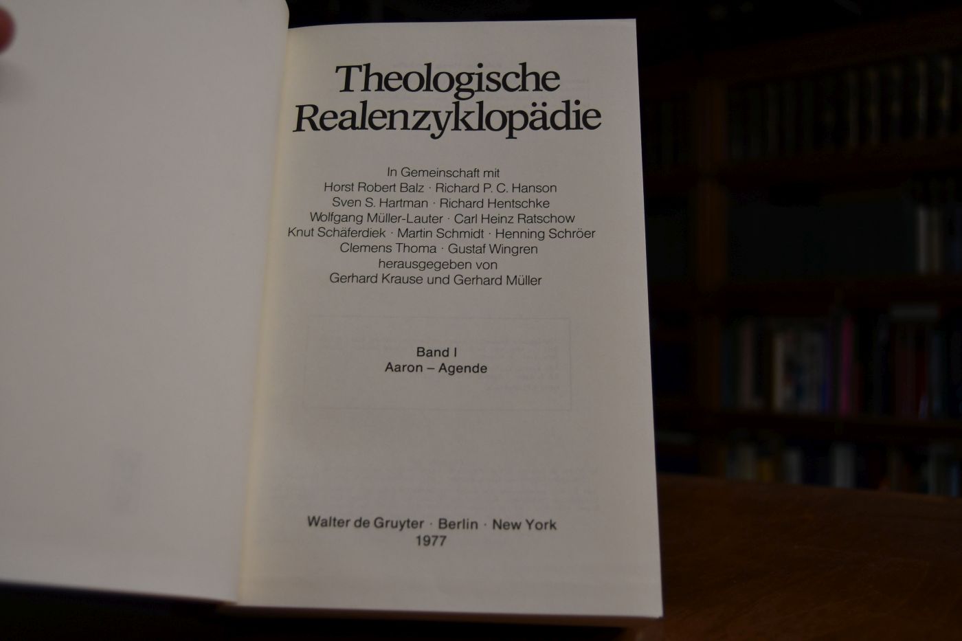 Theologische Realenzyklopädie. Bd. 1-36 + Abkürzungsverzeichnis und Register zu den Bänden 1-27. Bde. 1-26 in Halbkunstlederbänden. Bde. 27-36 in Einzellieferungen mit der originalen Einbanddecke.