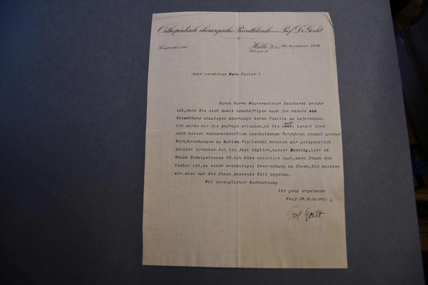 Einseitiger, unterschriebener, maschinenschriftlicher Brief des deutschen Orthopäden und Hochschullehrers Hermann Gocht (1869-1938) an einen namentlich nicht genannten Pastor vom 22. November 1912 auf dem gedruckten Briefkopf der orthopädisch-chirurgischen Privatklinik von Prof. Dr. Gocht.