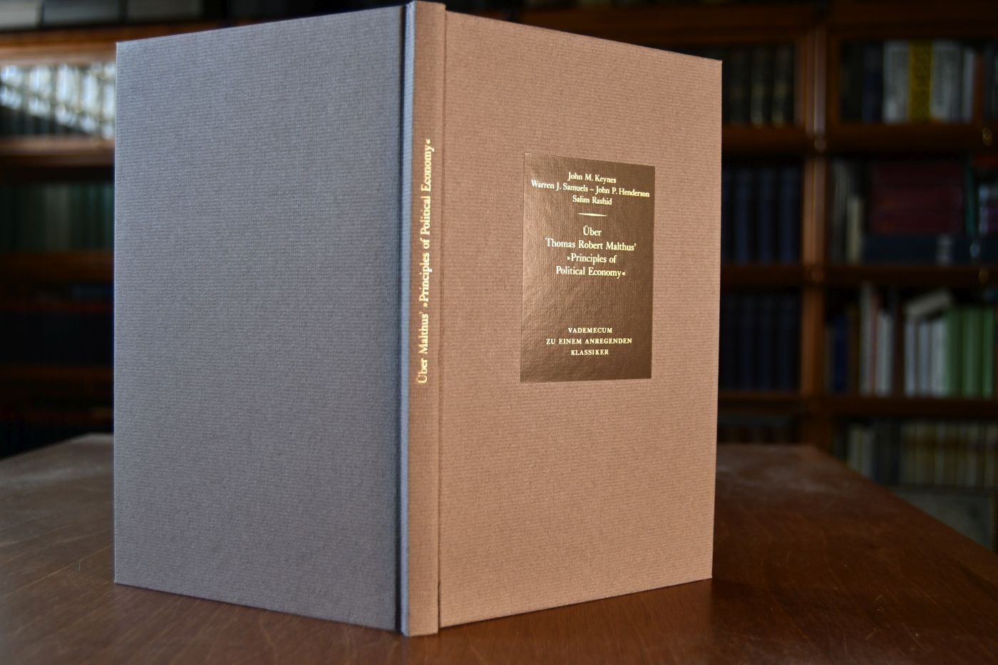 Principles of Political Economy. Beigegeben Vademecum zu einem wegweisenden Klassiker der ökonomischen Wissenschaft, Düsseldorf, Verlag Wirtschaft und Finanzen, 1989, 94 S., Pappband, ISBN 3878810393.