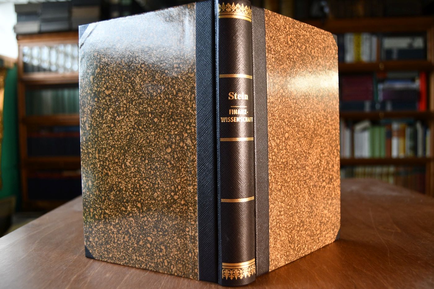 Lehrbuch der Finanzwissenschaft. Als Grundlage für Vorlesungen und zum Selbststudium. Beigegeben Vademecum zu einem Klassiker der Staatswissenschaft, Düsseldorf, Verlag Wirtschaft und Finanzen, 1998, 199 S., Pappband, ISBN 3878811268.