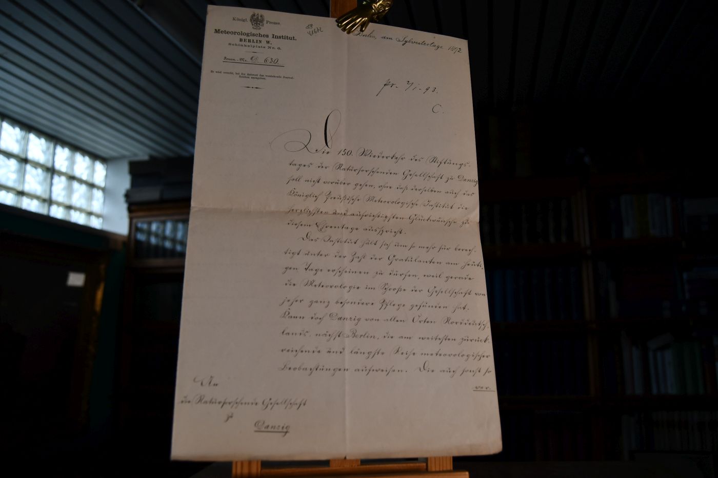 Von Schreiberhand verfertigtes und von dem Professor der Meteorologie und Direktor des Meteorologischen Instituts Berlin Johann Friedrich Wilhelm von Bezold (1837-1907) unterschriebenes Schreiben an die Naturforschende Gesellschaft in Danzig vom 31.12.1892.