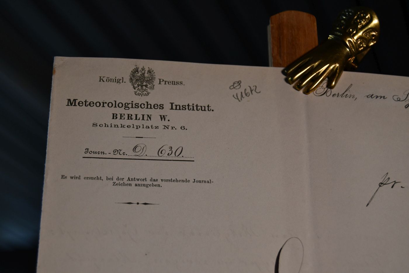 Von Schreiberhand verfertigtes und von dem Professor der Meteorologie und Direktor des Meteorologischen Instituts Berlin Johann Friedrich Wilhelm von Bezold (1837-1907) unterschriebenes Schreiben an die Naturforschende Gesellschaft in Danzig vom 31.12.1892.