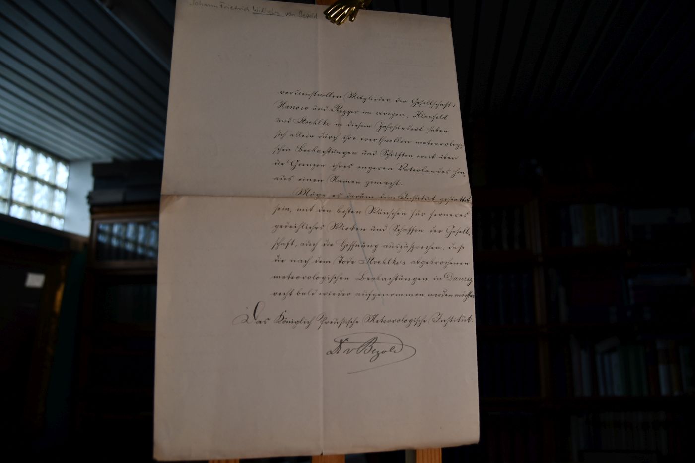 Von Schreiberhand verfertigtes und von dem Professor der Meteorologie und Direktor des Meteorologischen Instituts Berlin Johann Friedrich Wilhelm von Bezold (1837-1907) unterschriebenes Schreiben an die Naturforschende Gesellschaft in Danzig vom 31.12.1892.