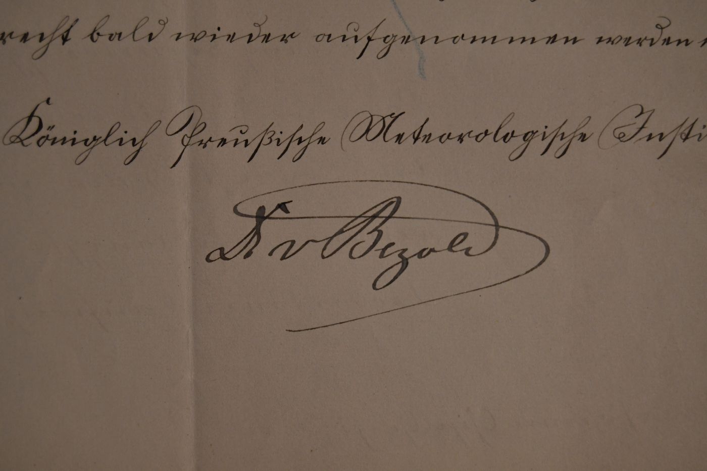 Von Schreiberhand verfertigtes und von dem Professor der Meteorologie und Direktor des Meteorologischen Instituts Berlin Johann Friedrich Wilhelm von Bezold (1837-1907) unterschriebenes Schreiben an die Naturforschende Gesellschaft in Danzig vom 31.12.1892.