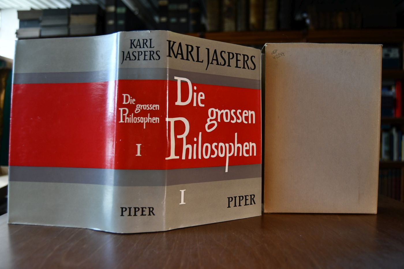 Die grossen Philosophen. Erster Band. Die maßgebenden Menschen Sokrates, Buddha, Konfuzius, Jesus. Die fortzeugenden Gründer des Philosophierens Plato, Augustin, Kant. Aus dem Ursprung denkende Metaphysiker Anaximander, Heraklit, Parmenides, Plotin, Anselm, Spinoza, Laotse, Nagarjuna.