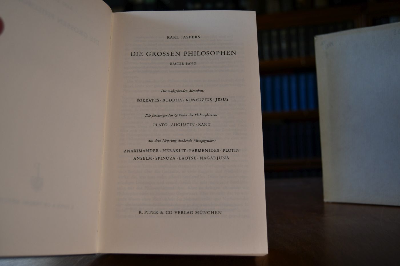 Die grossen Philosophen. Erster Band. Die maßgebenden Menschen Sokrates, Buddha, Konfuzius, Jesus. Die fortzeugenden Gründer des Philosophierens Plato, Augustin, Kant. Aus dem Ursprung denkende Metaphysiker Anaximander, Heraklit, Parmenides, Plotin, Anselm, Spinoza, Laotse, Nagarjuna.