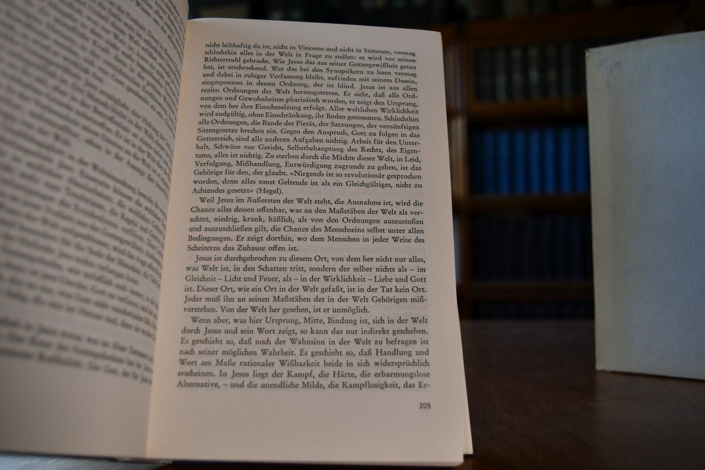 Die grossen Philosophen. Erster Band. Die maßgebenden Menschen Sokrates, Buddha, Konfuzius, Jesus. Die fortzeugenden Gründer des Philosophierens Plato, Augustin, Kant. Aus dem Ursprung denkende Metaphysiker Anaximander, Heraklit, Parmenides, Plotin, Anselm, Spinoza, Laotse, Nagarjuna.