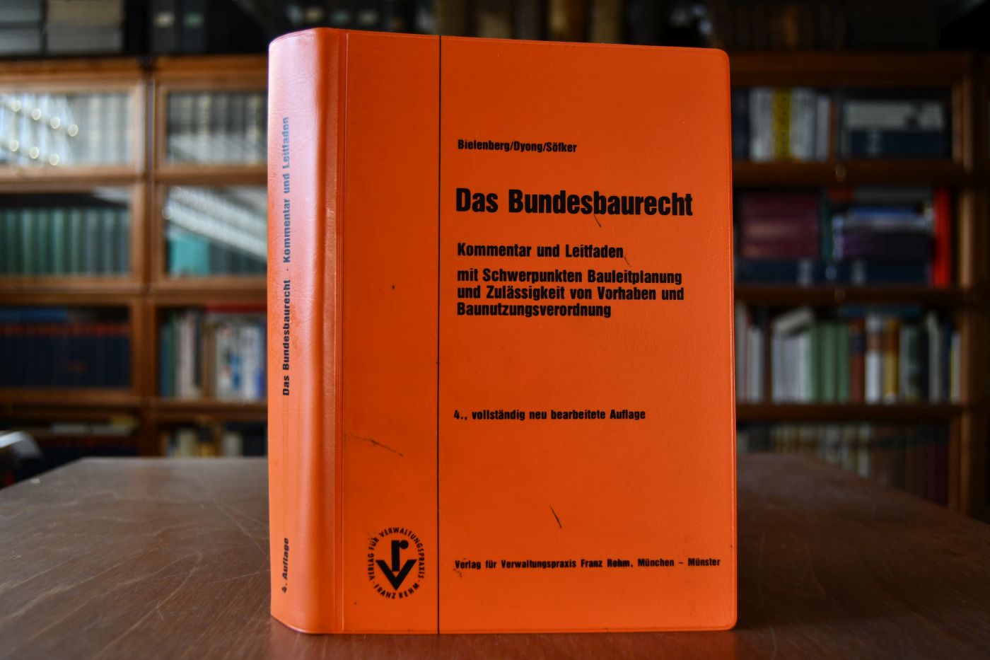 Das Bundesbaurecht. Kommentar zu Bauleitplanung und ihrer Sicherung, Heilungsklauseln, Planungsschadenrecht, Zulässigkeit von Vorhaben u. Baunutzungsverordnung ; Leitf. zu anderen, novellierten Bereichen ; synopt. Gesetzestexte zu d. Novellen zum Bundesbaugesetz sowie Texte zur Baunutzungsverordnung u. zum Städtebauförderungsgesetz mit Darst. d. Änderungen.