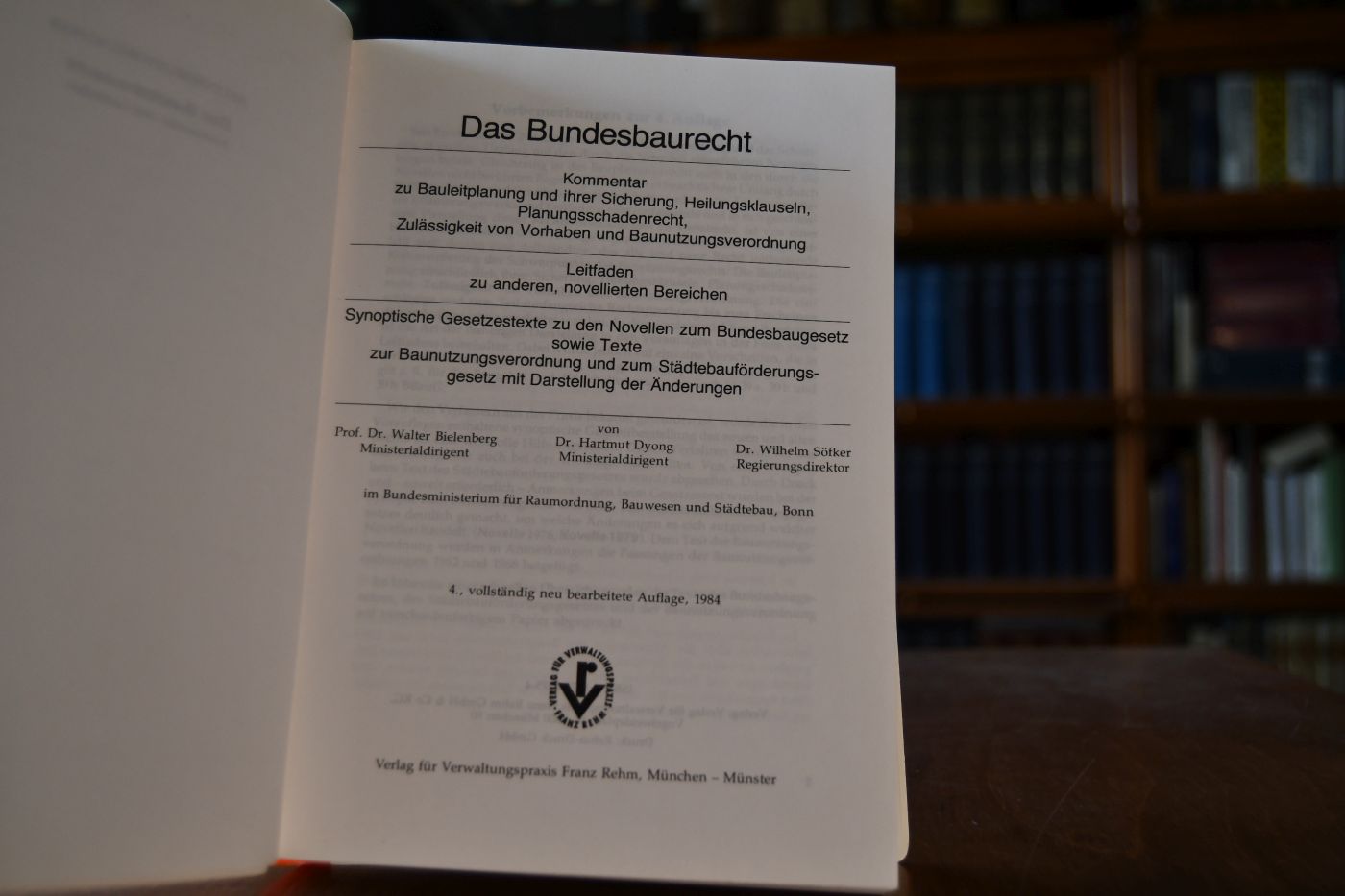 Das Bundesbaurecht. Kommentar zu Bauleitplanung und ihrer Sicherung, Heilungsklauseln, Planungsschadenrecht, Zulässigkeit von Vorhaben u. Baunutzungsverordnung ; Leitf. zu anderen, novellierten Bereichen ; synopt. Gesetzestexte zu d. Novellen zum Bundesbaugesetz sowie Texte zur Baunutzungsverordnung u. zum Städtebauförderungsgesetz mit Darst. d. Änderungen.