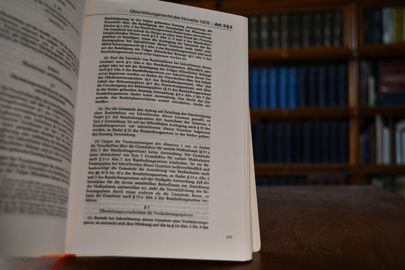 Das Bundesbaurecht. Kommentar zu Bauleitplanung und ihrer Sicherung, Heilungsklauseln, Planungsschadenrecht, Zulässigkeit von Vorhaben u. Baunutzungsverordnung ; Leitf. zu anderen, novellierten Bereichen ; synopt. Gesetzestexte zu d. Novellen zum Bundesbaugesetz sowie Texte zur Baunutzungsverordnung u. zum Städtebauförderungsgesetz mit Darst. d. Änderungen.