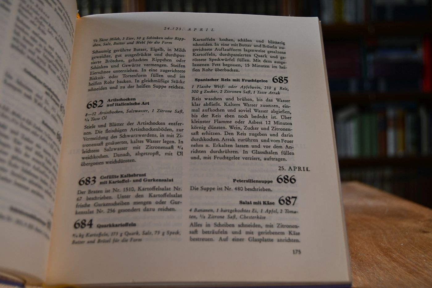 Tausend und ein Menü. Über 3000 Rezepte in jahreszeitlicher Zusammenstellung. Gerichte und Speisen der guten Hotelküche dem Haushalt zugänglich gemacht und in einfachste Form übertragen.