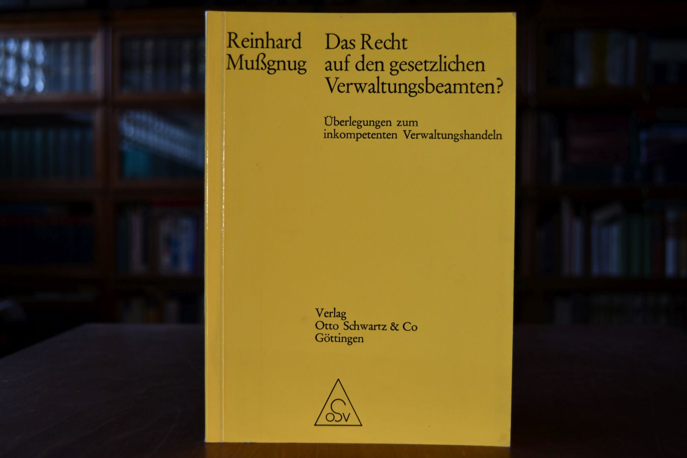 Das Recht auf den gesetzlichen Verwaltungsbeamten? Überlegungen zum inkompetenten Verwaltungshandeln.