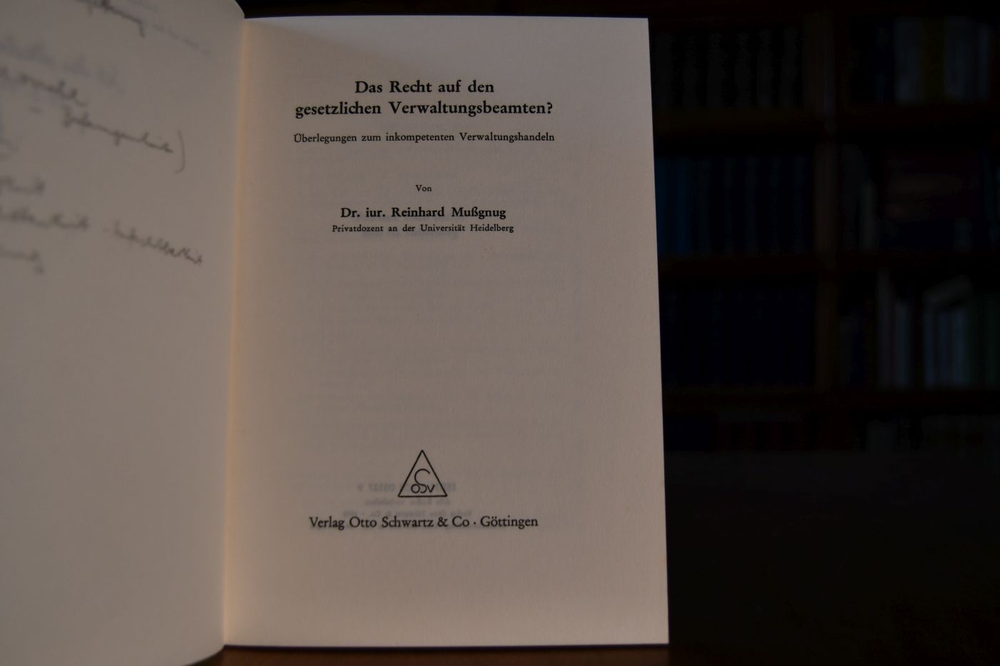 Das Recht auf den gesetzlichen Verwaltungsbeamten? Überlegungen zum inkompetenten Verwaltungshandeln.