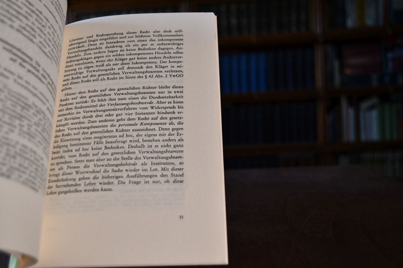 Das Recht auf den gesetzlichen Verwaltungsbeamten? Überlegungen zum inkompetenten Verwaltungshandeln.