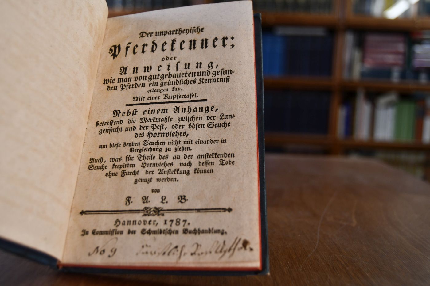 Der unpartheyische Pferdekenner; oder Anweisung, wie man von gutgebaueten und gesunden Pferden ein gründliches Kenntniß erlangen kan. Nebst einem Anhange, betreffend die Merkmahle zwischen der Lungensucht und der Pest, oder bösen Seuche des Hornviehes, um diese beyden Seuchen nicht mit einander in Vergleichung zu ziehen. Auch, was für Theile des an der anstekkendenSeuche krepierten Hornviehes nach dessen Tode ohne Furcht der Anstekkung können genuzt werden.
