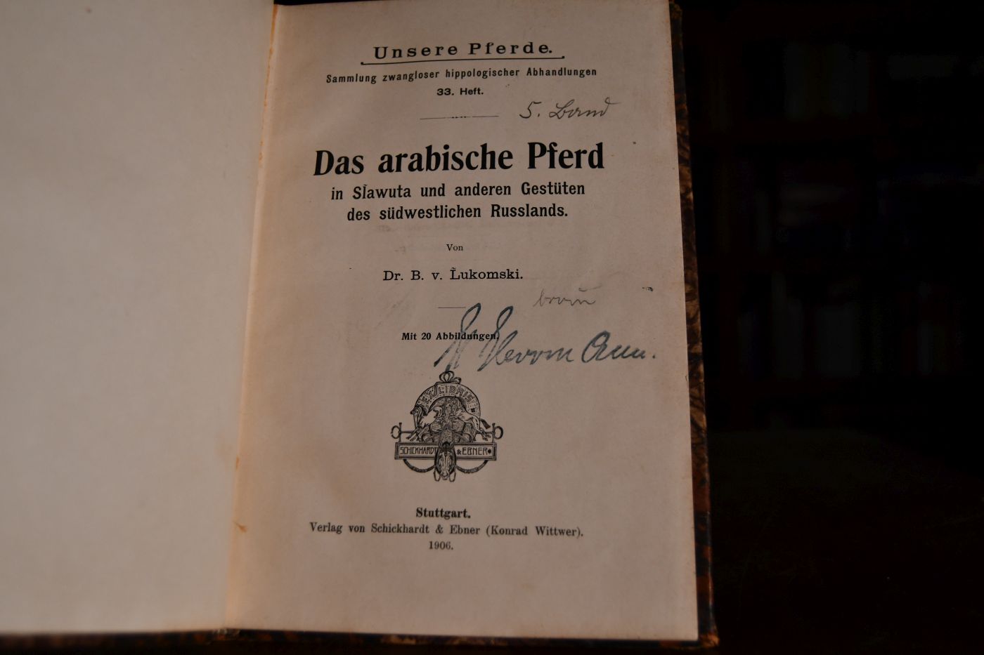 Das arabische und Angloarabische Pferd. Enthält 3 Ausgaben von Unsere Pferde. Sammlung zwangloser hoppologischer Abhandlungen. 33.+51+35. Heft. 1. Lukomski, B. von Das arabische Pferd in Slawuta und anderen Gestüten des südwestlichen Russlands.93 S. Stgt. 1906. 2. Borowiak, J. Die Arabische und Anglo-arabische Pferdezucht der Grafen Branicki in Bialocerkiew, 88 S. Stgt. 1914. 3. Dünkelberg, Friedrich Wilhelm Das Englisch-Arabische Vollblut und seine Zuchtmethode.78 S. Stgt. 1907.
