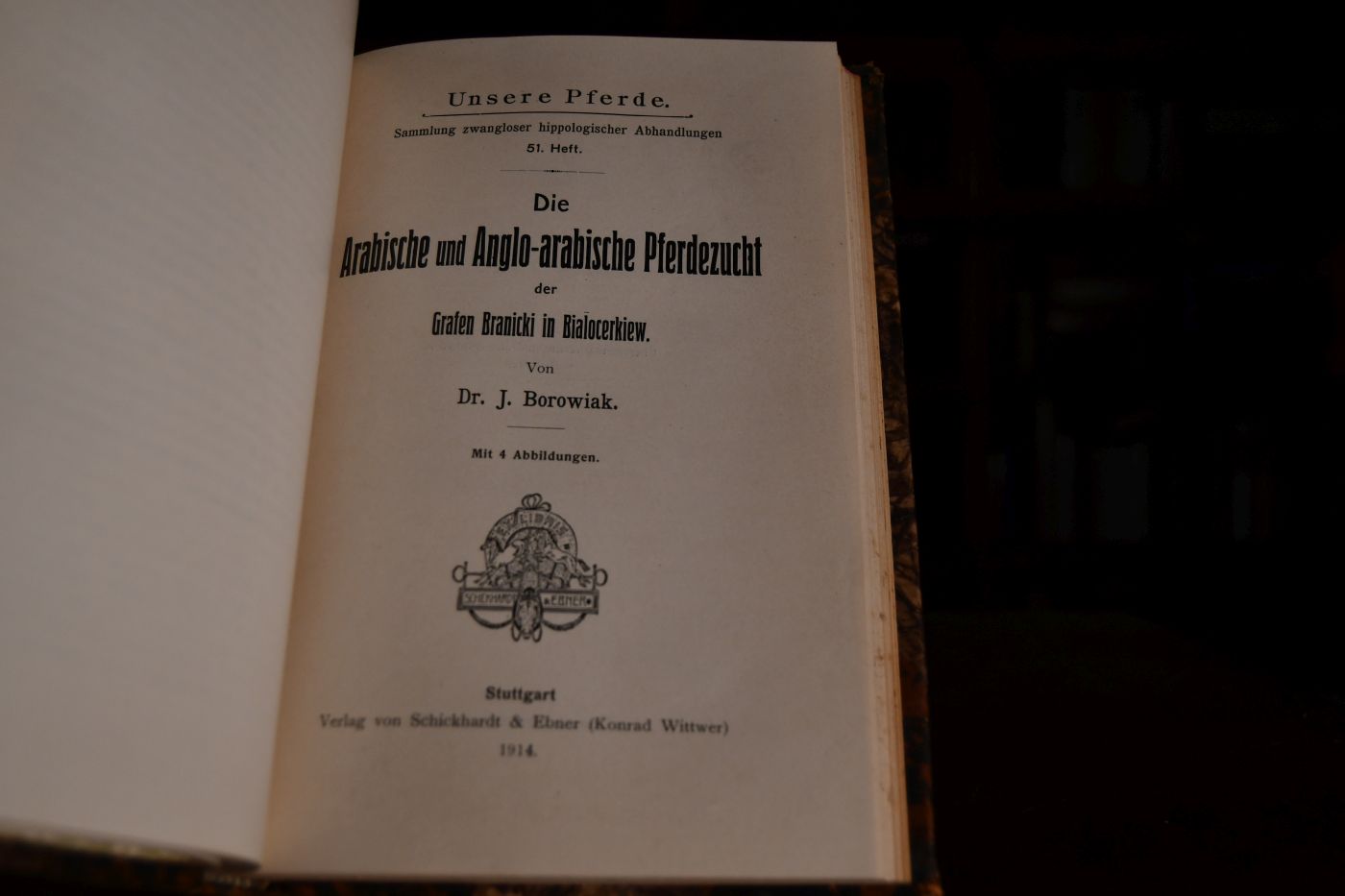 Das arabische und Angloarabische Pferd. Enthält 3 Ausgaben von Unsere Pferde. Sammlung zwangloser hoppologischer Abhandlungen. 33.+51+35. Heft. 1. Lukomski, B. von Das arabische Pferd in Slawuta und anderen Gestüten des südwestlichen Russlands.93 S. Stgt. 1906. 2. Borowiak, J. Die Arabische und Anglo-arabische Pferdezucht der Grafen Branicki in Bialocerkiew, 88 S. Stgt. 1914. 3. Dünkelberg, Friedrich Wilhelm Das Englisch-Arabische Vollblut und seine Zuchtmethode.78 S. Stgt. 1907.
