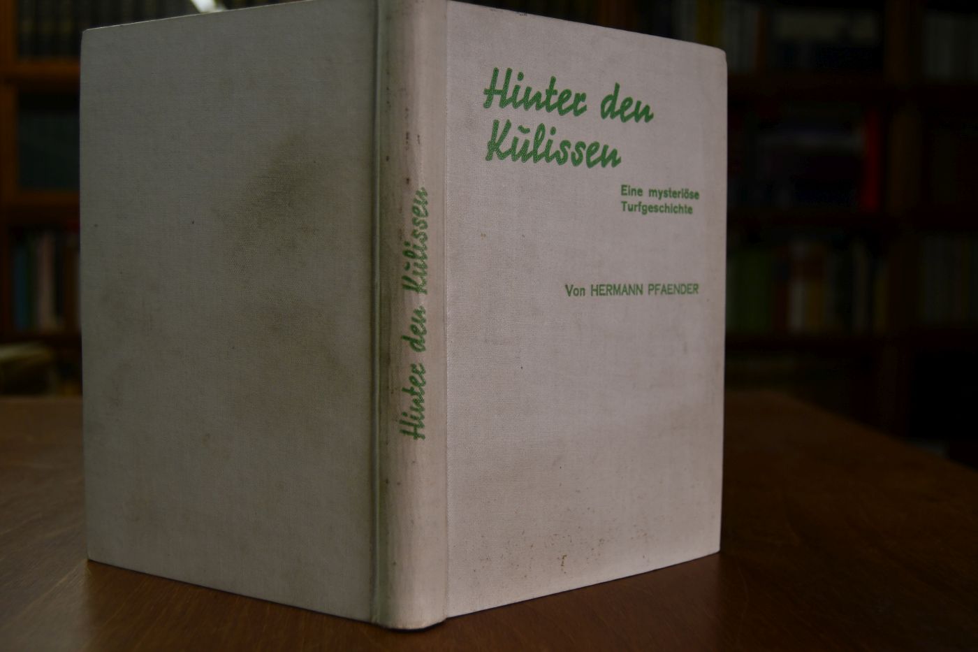 Hinter den Kulissen. Eine mysteriöse Turfgeschichte.