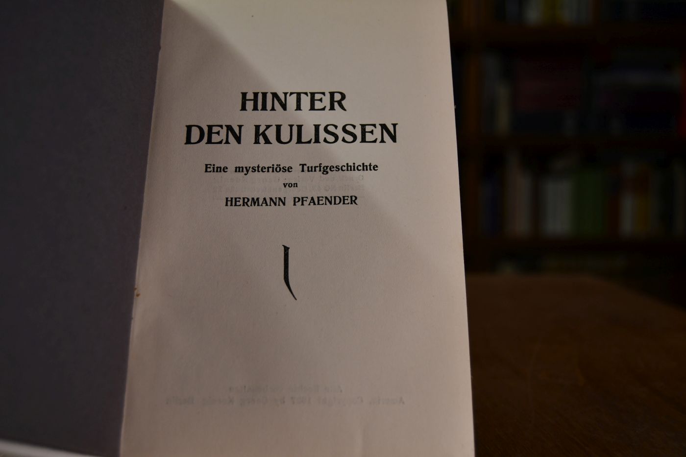 Hinter den Kulissen. Eine mysteriöse Turfgeschichte.
