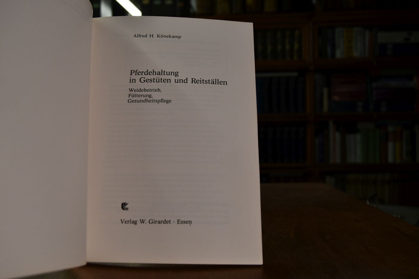 Pferdehaltung in Gestüten und Reitställen. Weidebetrieb, Fütterung, Gesundheitspflege.