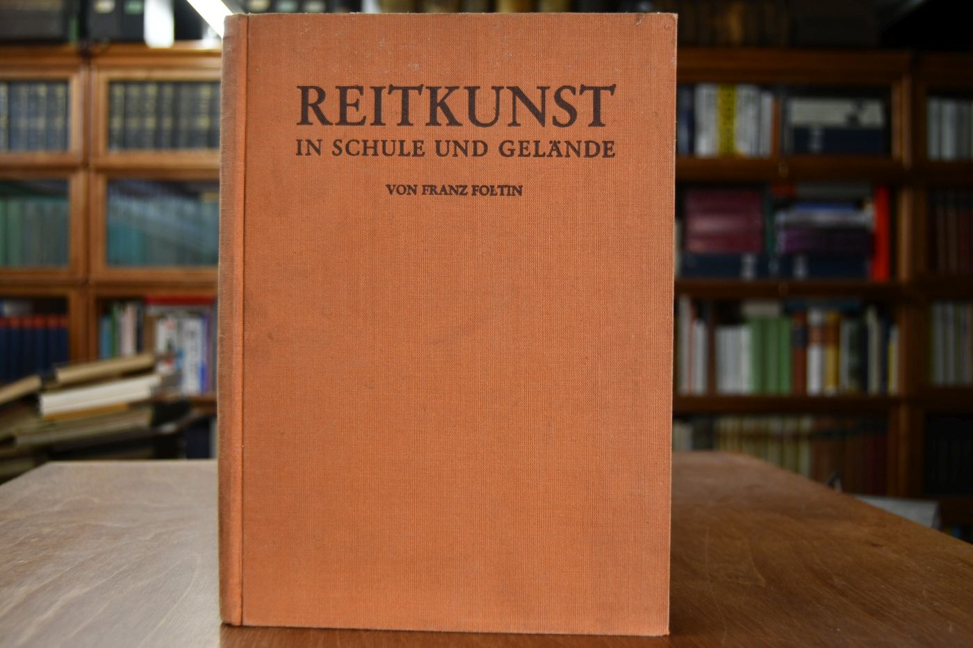Reitkunst in Schule und Gelände. Studie nach bekannten Werken, Theoretische Betrachtungen aus praktischer Erfahrung. Rhytmische Gymnastik zu Pferde.