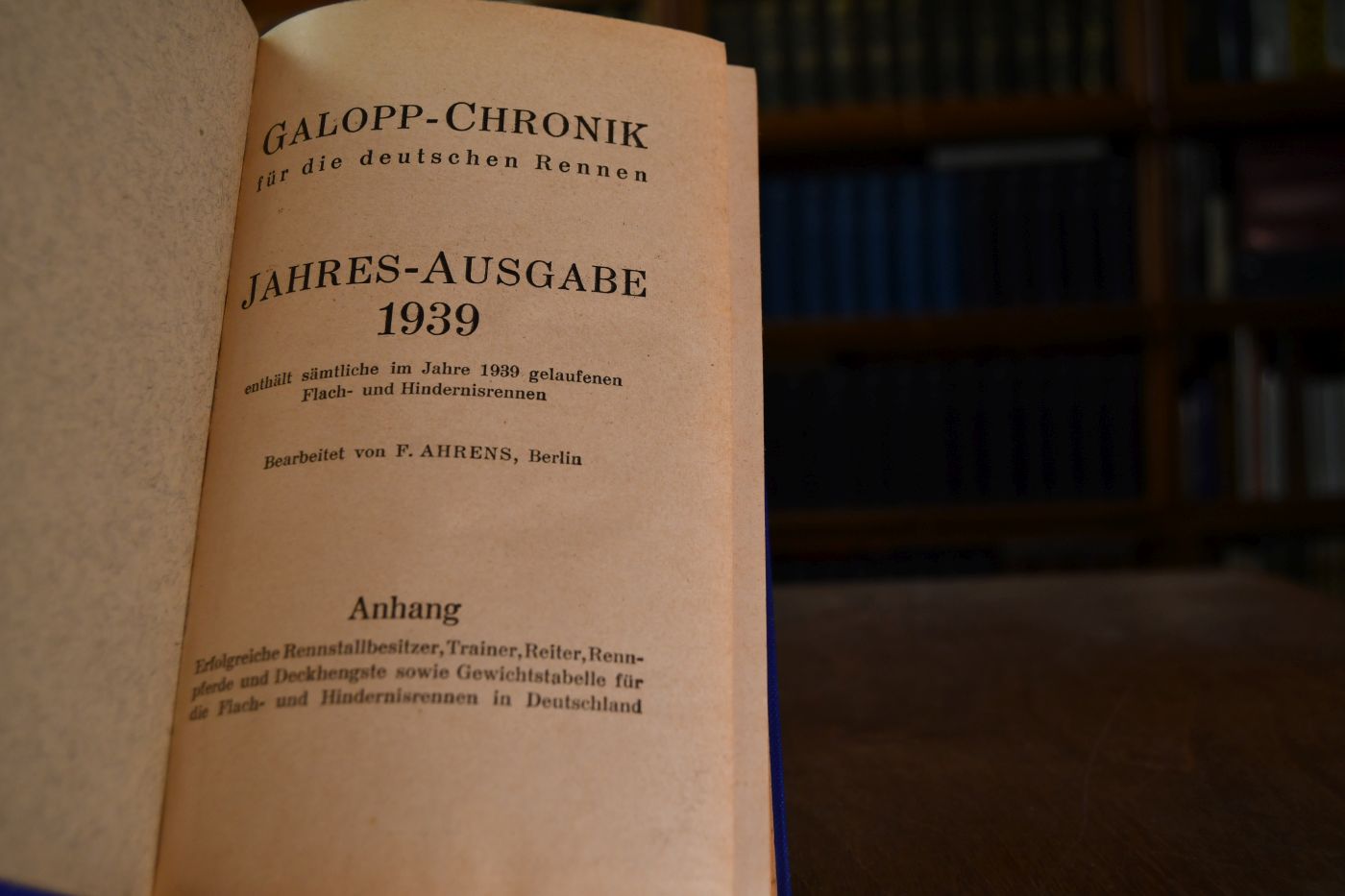 Galopp-Chronik für die deutschen Rennen. Jahres-Ausgabe 1939 enthält sämtliche im Jahr 1939 gelaufenen Flach- und Hindernisrennen.