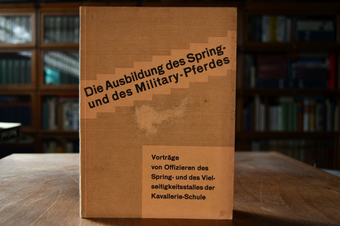 Die Ausbildung des Spring- und Military-Pferdes. Vorträge gehalten von Offizieren des Spring- und des Vielseitigkeitsstalles der Kavallerieschule.