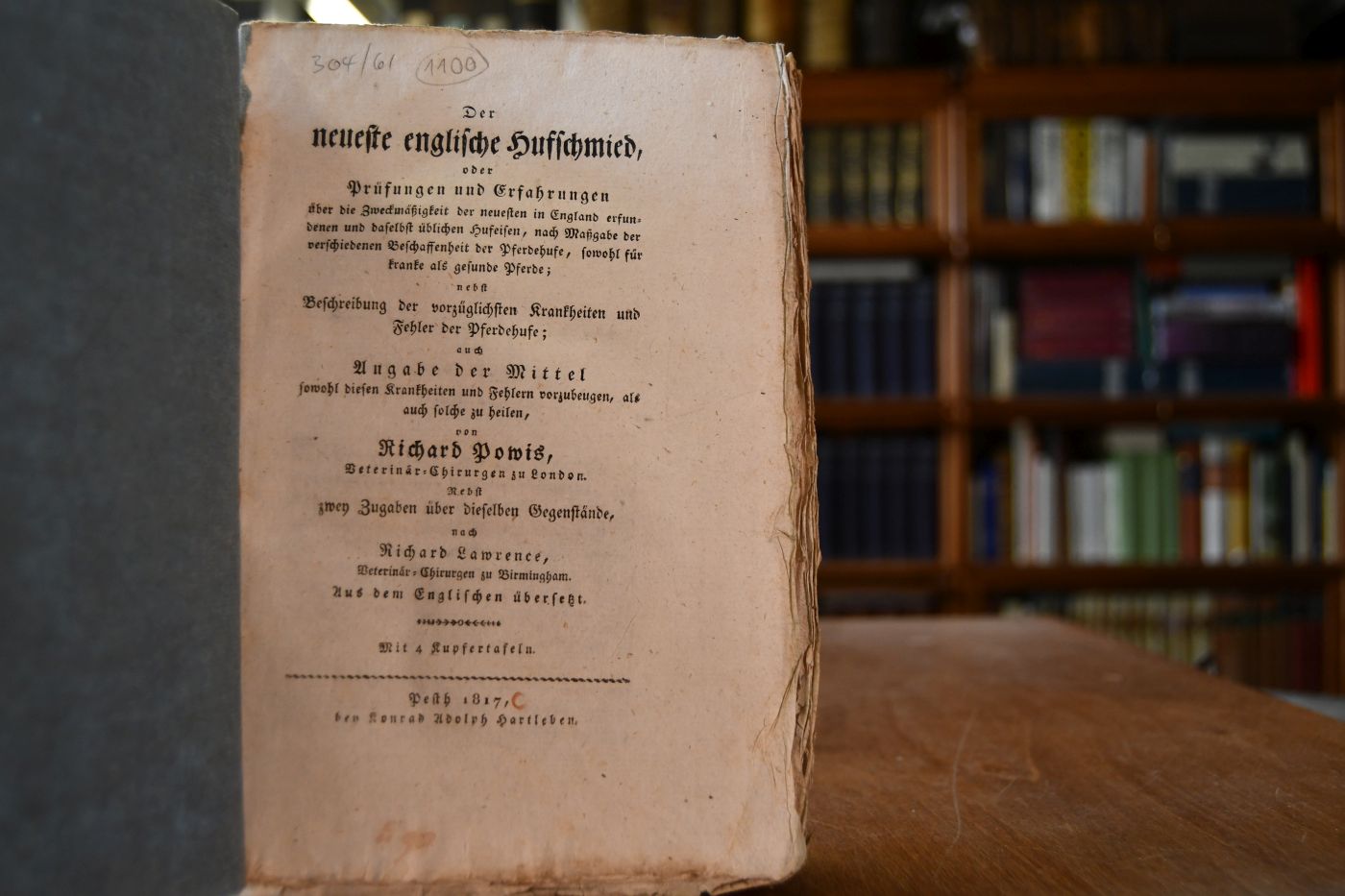 Der neueste englische Hufschmied, oder Prüfungen und Erfahrungen über die Zweckmässigkeit der neuesten in England erfundenen und daselbst üblichen Hufeisen, nach Maßgabe der verschiedenen Beschaffenheit der Pferdehufe, sowohl für kranke als gesunde Pferde nebst Beschreibung der vorzüglichsten Krankheiten und Fehler der Pferdehufe; auch Angabe der Mittel sowohl diesen Krankheiten und Fehlern vorzubeugen, als auch solche zu heilen. Nebst zwey Zugaben über dieselben Gegenstände nach Richard Lawrence.