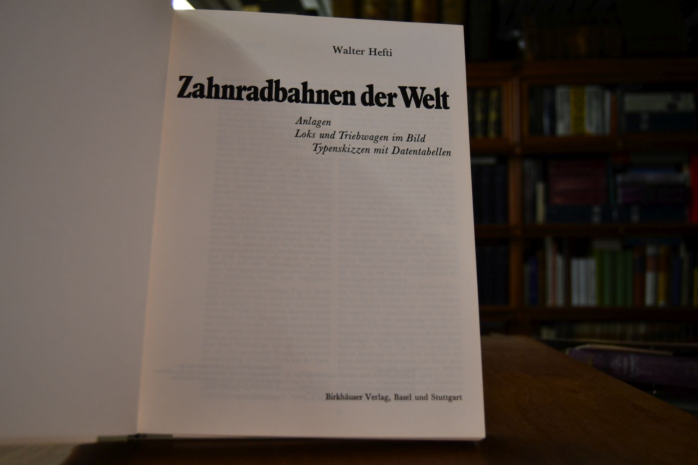 Zahnradbahnen der Welt. Anlagen, Loks und Triebwagen im Bild, Typenskizzen mit Datentabellen.